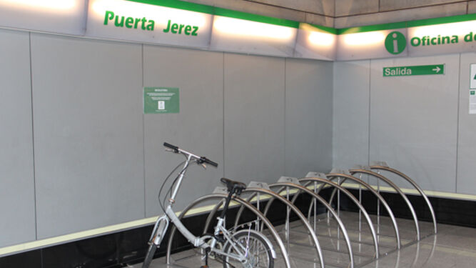 Bicicletero en la estación Puerta de Jerez.