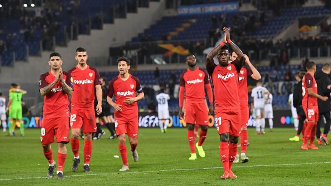 Los jugadores del Sevilla agraden su apoyo a  la afición desplazada hasta Roma.
