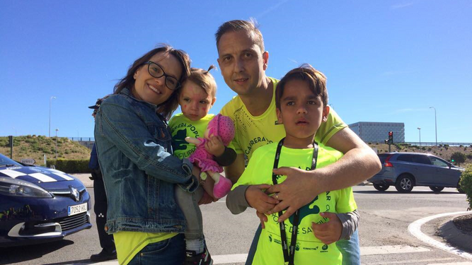 Daniel, con sus padres y su hermana, antes de la carrera benéfica en Madrid.