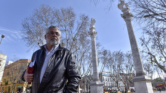 José Javier Ruiz, junto a las columnas de la Alameda de Hércules.