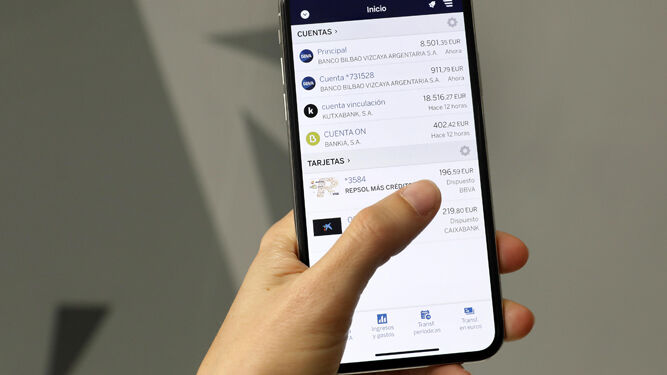 Un usuario accede a sus cuentas bancarias mediante su 'smartphone'.