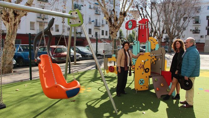 Carmen Castreño, delegada del Distrito Triana, en el nuevo parque infantil