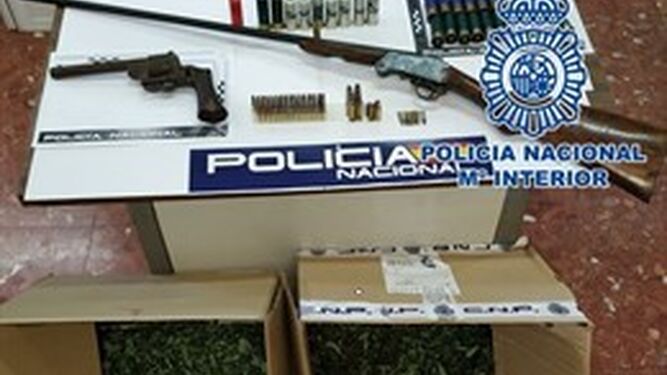 Alijo de marihuana y armas encontradas en el coche de un hombre de mediana edad en Córdoba.