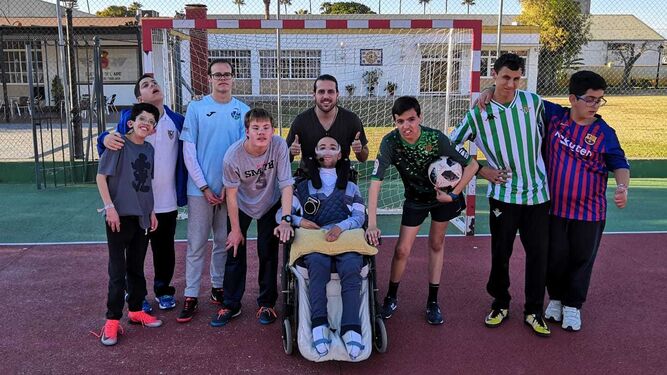 Rubén, junto a algunos de los chicos de la escuela Integra Fútbol.