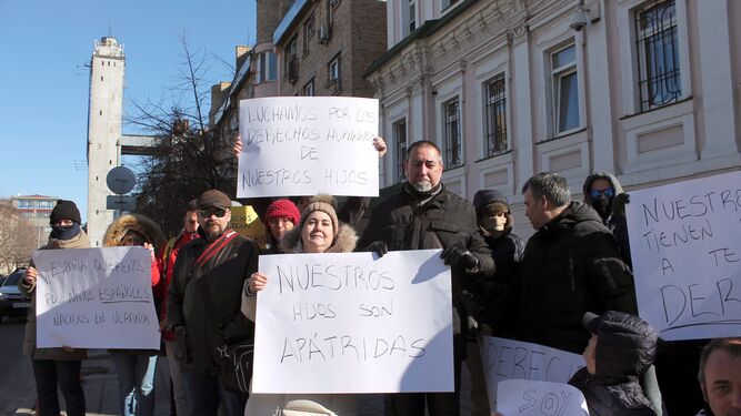 Varias familias españolas protestan en Kiev para reclamar la inscripción de sus hijos.