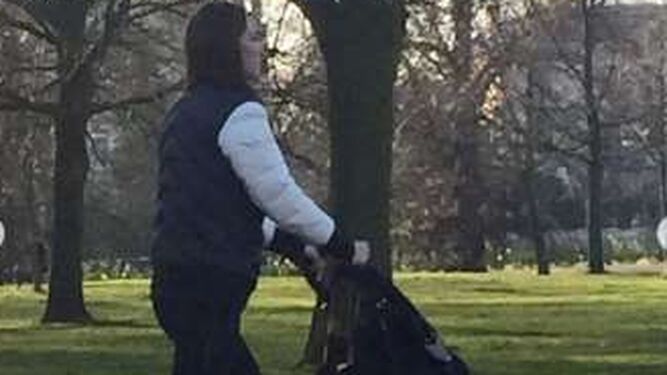 Foto viral de la princesa Catalina paseando a su hijo pequeño por un parque.
