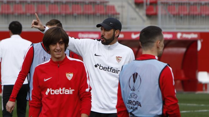 Pablo Machín, con Bryan Gil, en primer plano, en el entrenamiento del Sevilla FC.