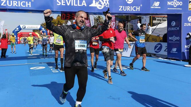 Llegada a meta de algunos participantes del Maratón de Sevilla