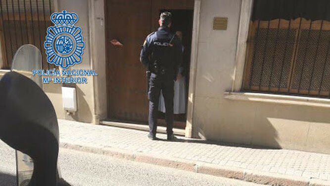 Un agente de la Policía Nacional, ante la puerta del convento de clausura.