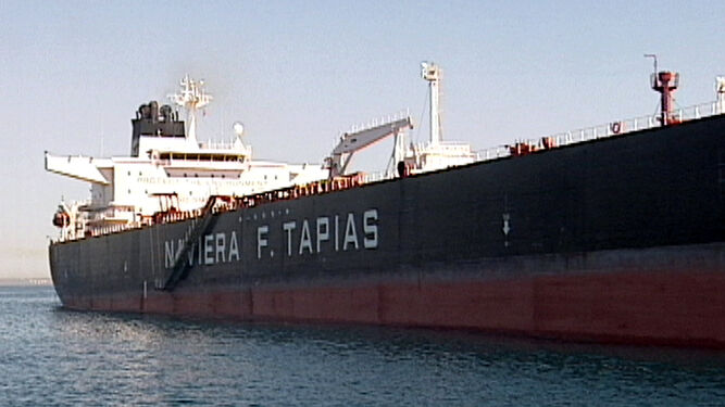 Un petrolero descarga crudo en el Puerto de Huelva para su refino en la planta de Cepsa de La Rábida