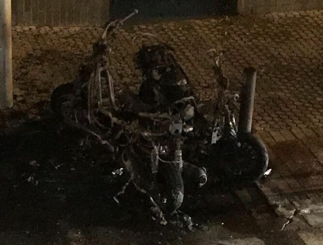 Las motos, una vez apagadas las llamas.