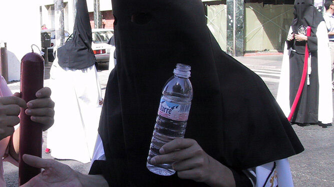 Un nazareno con una botella de agua