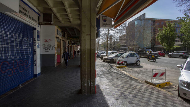 La avenida Reina Mercedes antaño fue bulevar y hoy tiene soportales sombríos destinados a los peatones.