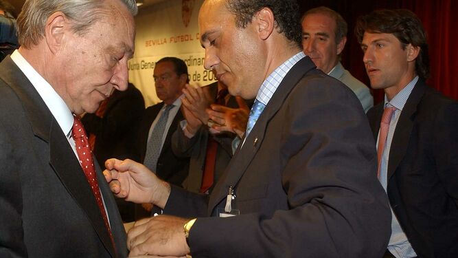 En mayo de 2002, Del Nido releva a Al&eacute;s en la presidencia y le impone la insignia de oro y brillantes