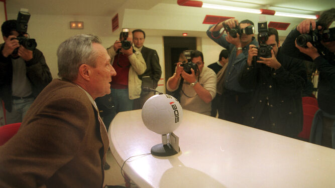 Roberto Al&eacute;s, ante la prensa tras asumir la presidencia en febrero de 2000