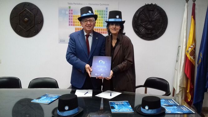 Miguel Ternero, decano del Colegio de Químicos del Sur, y Marta Baturone, presidenta de la Fundación El Gancho Azul.