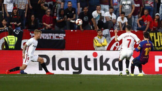 Messi chuta con su pierna derecha para hacer el empate a dos provisional.