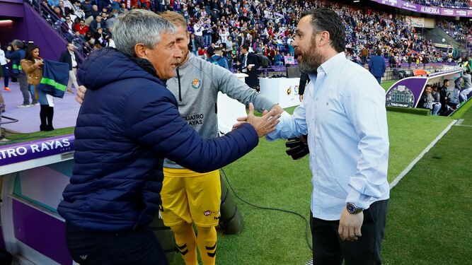 Quique Setién saluda a Sergio, técnico del Valladolid, antes del partido.