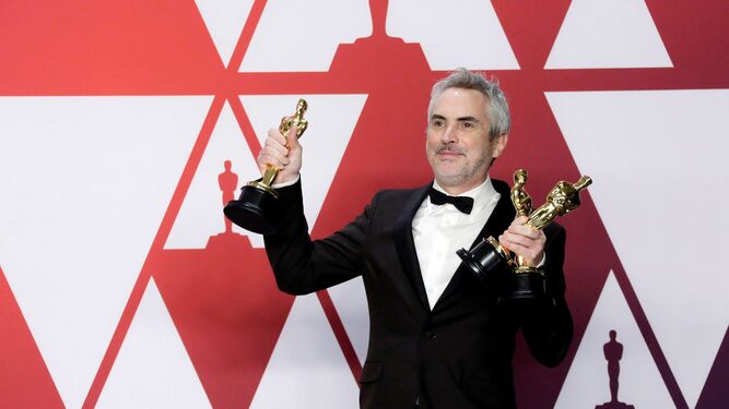 El director mexicano Alfonso Cuar&oacute;n posa con las estatuillas de mejor direcci&oacute;n, mejor fotograf&iacute;a y mejor pel&iacute;cula de habla extranjera por 'Roma'.