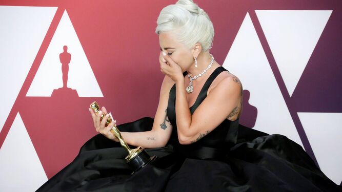 Lady Gaga, emocionada con su Oscar a la mejor canci&oacute;n.
