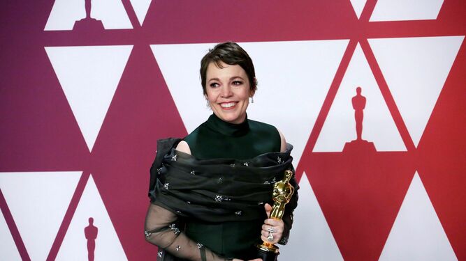 La actriz Olivia Colman posa con la estatuilla a mejor actriz por 'La favorita'