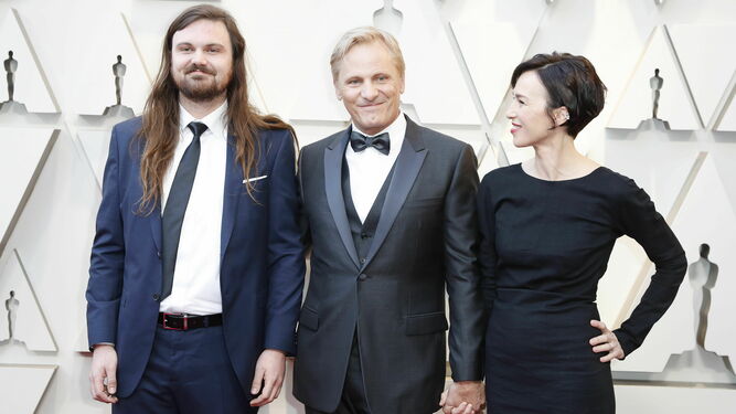 Viggo Mortensen con Ariadna Gil y su hijo.