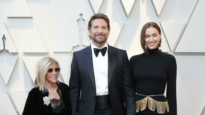 Bradley Cooper con traje de Tom Ford, Irina Shayk de Burberry y Gloria Campano, la madre del actor