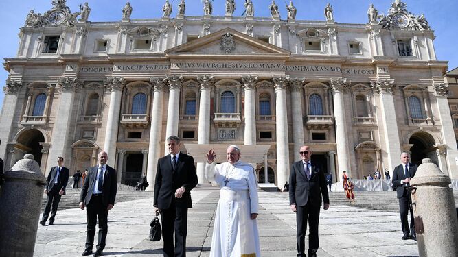 El papa Francisco se despide tras presidir la audiencia general este miércoles.