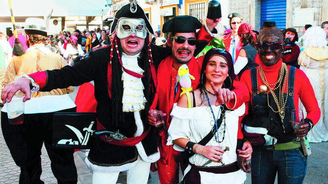 Los barrios de Sevilla celebran en el Puente de Andalucía el carnaval.