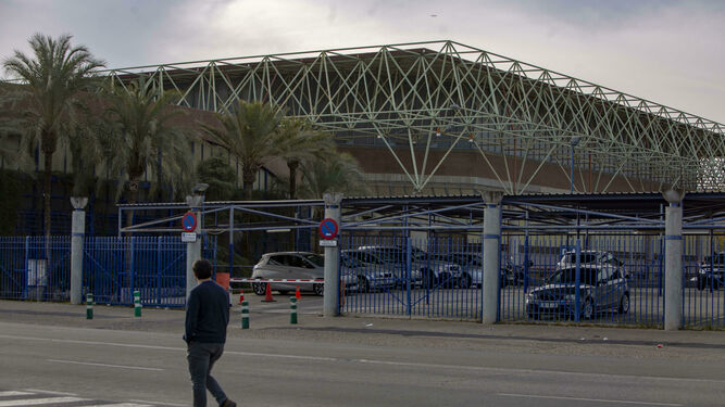 Un hombre cruza un paso de peatones situado en una de las esquinas del Palacio de Deportes del Centro Deportivo San Pablo.