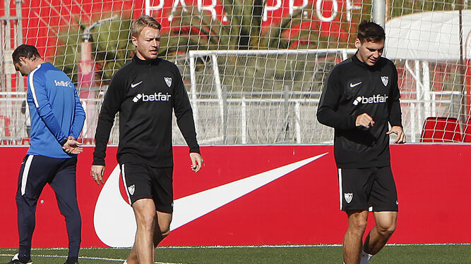 Wöber, junto a Kjaer en un entrenamiento del Sevilla.