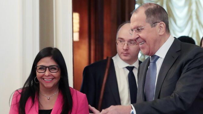 Delcy Rodríguez, vicepresidenta de Venezuela, y Serguei Lavrov, ministro de Exteriores ruso, en Moscú.
