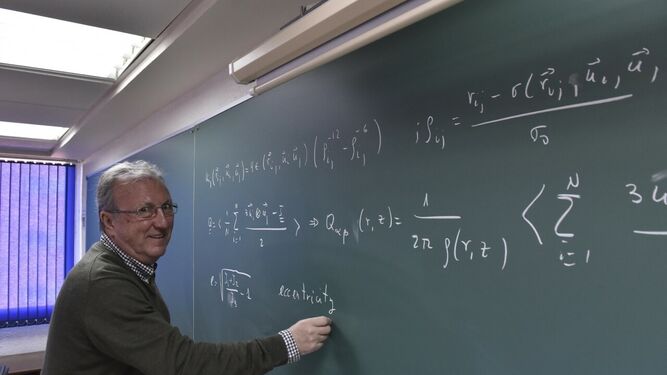 Luis Felipe Rull, en un aula de la Facultad de Física
