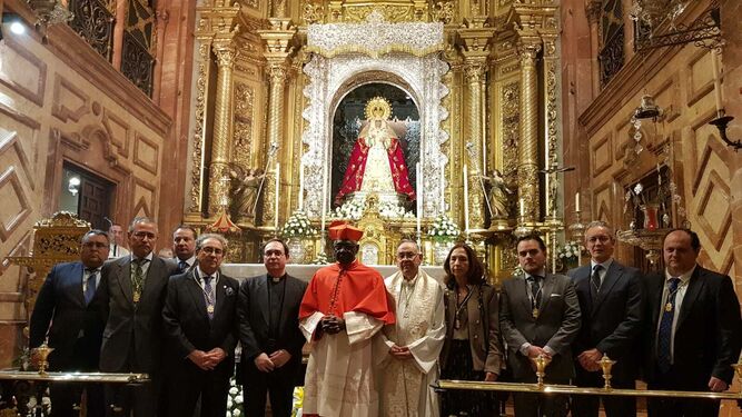 El cardenal Sarah es recibido en la Basílica de la Macarena por el vicario general, Teodoro León, y por la junta de gobierno de la hermandad, con  el hermano mayor, José Antonio Fernández Cabrero, al frente.