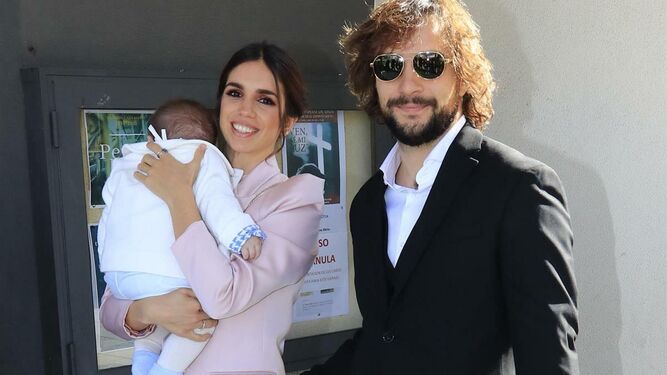 Elena Furiase y Gonzalo Sierra, con su hijo, antes del bautizo.