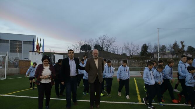 El presidente de la Diputación y el alcalde de Las Navas de la Concepción, durante su visita al campo de fútbol.