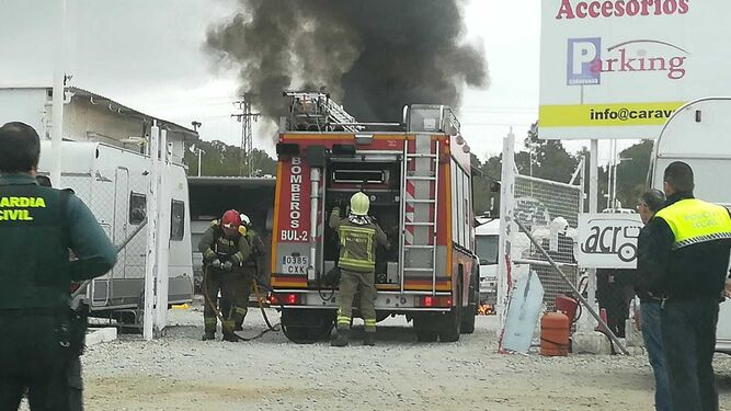 Columna de humo por el incendio de una de las autocaravanas.