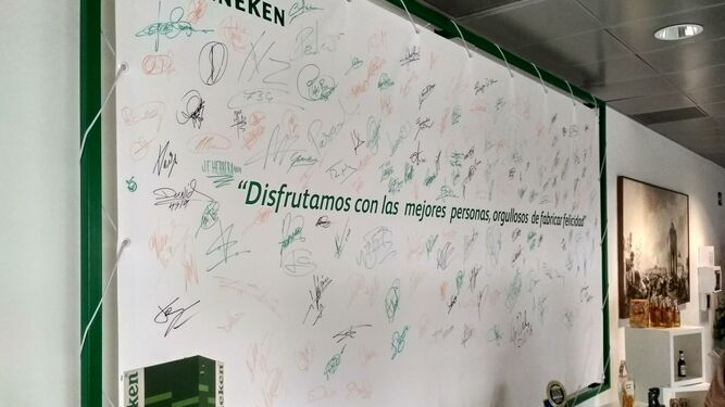 Tablón de firmas de personalidades en la factoría de Heineneken en Sevilla.