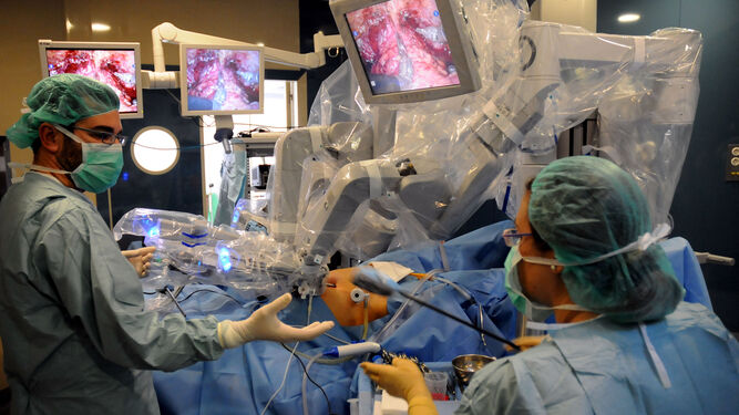 Un equipo utiliza el robot Da Vinci en una intervención quirúrgica en el Virgen del Rocío.