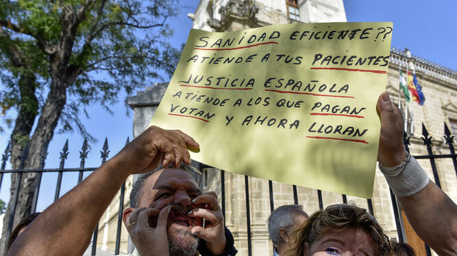 Afectados de Idental en una protesta ante el Parlamento de Andalucía.