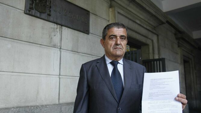 El doctor Carlos Yáñez-Barnuevo, inspector médico que destapó el escánadalo Idental, a la salida del juzgado.
