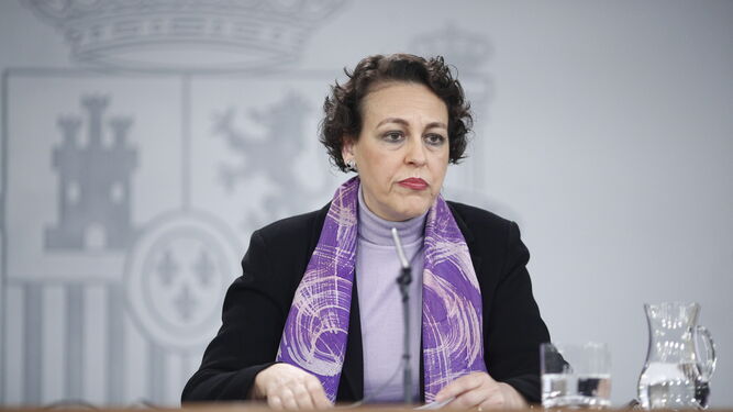La ministra de Trabajo, Migraciones y Seguridad Social, Magdalena Valerio, ante  los medios este viernes en Moncloa.