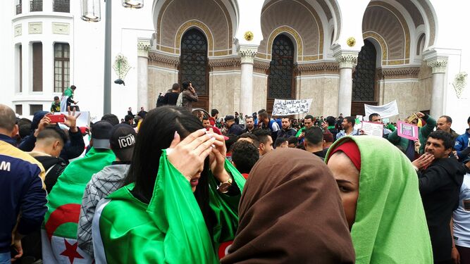 Las argelinas toman la cabeza de la marchas contra la reelección del presidente, Abdelaziz Buteflika.