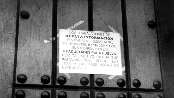 Cartel con el paro de 'Huelva Información' por el 3-M.