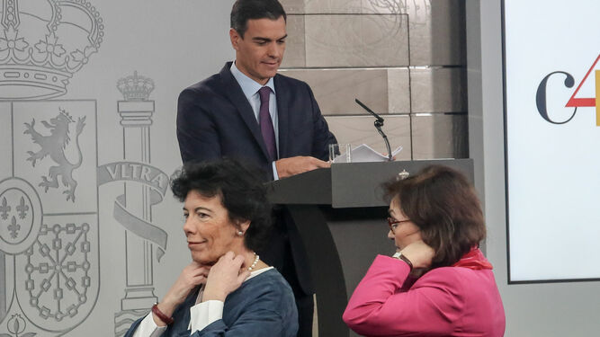 El presidente del Gobierno, Pedro Sánchez, en una rueda de prensa en Moncloa junto a la ministra portavoz, Isabel Celaá, y la vicepresidenta, Carmen Calvo.