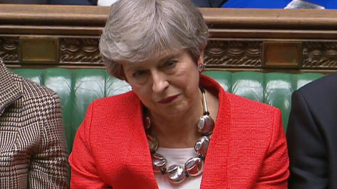 Theresa May observa la intervención de un diputado en la Cámara de los Comunes.