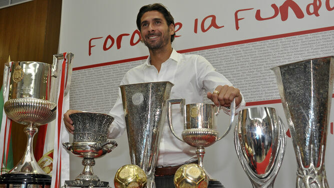 Escudé, con los trofeos que ganó en el Sevilla durante su despedida, en 2012.