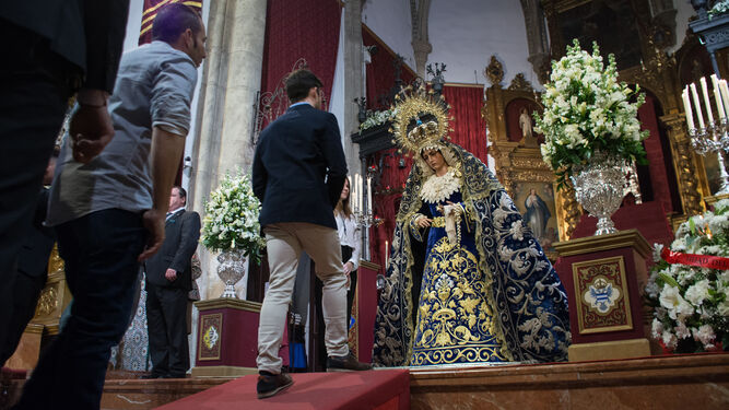 Perfiles de Domingo de Ramos en el besamanos de la Hiniesta
