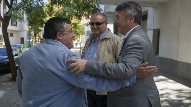 El abogado Agustín Martínez felicita a uno de sus clientes, Manuel Baso, tras la absolución.