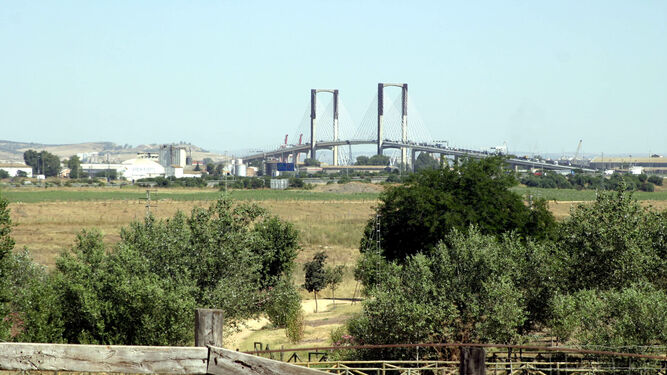 Terrenos del Cortijo de Cuarto con el puente del Puente del Centenario